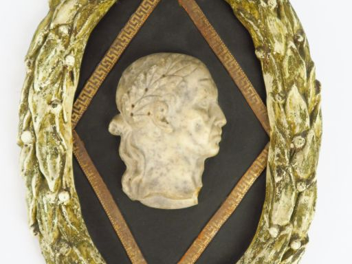 Sujet d’après l’antique  en marbre "Profil de César" dans un cadre méd