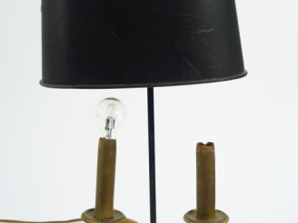 Vente aux enchères Lampe bouillote de style Louis XVI en bronze et tôle. H. 48,5 cm