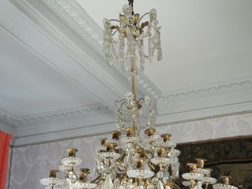 Grand lustre à pampilles en bronze et cristal, trois couronnes de lumi