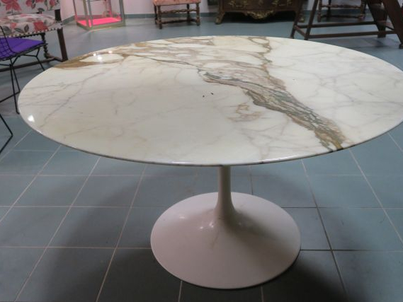 Saarinen. Table de salle à manger en marbre 'Arabescato' et fonte d'al
