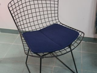 Bertoia. Suite de 6 chaises en acier poli noir