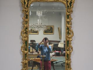 Glace Louis XV en bois sculpté, ajouré et doré, à décor de rocaille et