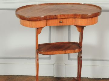 Table rognon de style Louis XV en placage de noyer, ouvrant à un tiroi