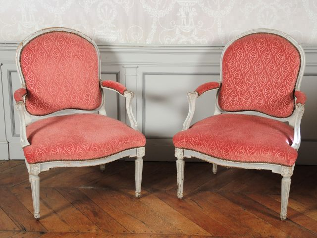 Paire de fauteuils Transition Louis XV-Louis XVI en bois laqué gris et