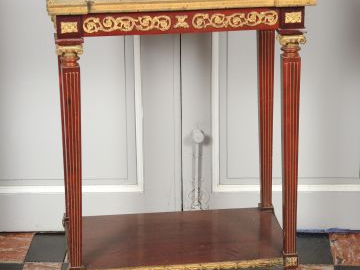 Guéridon de style Louis XVI en acajou fileté de laiton et orné de bron