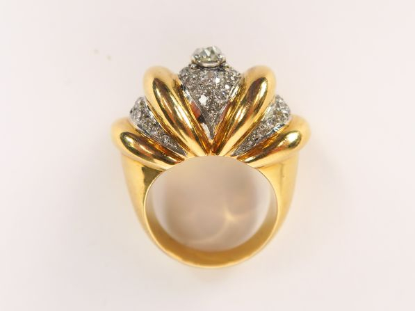Bague dôme en or jaune à décor godronné en alternance avec un pavage d