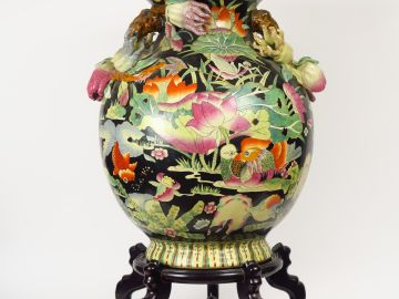 Grand vase en porcelaine polychrome de Chine vers 1900, à décor de fle