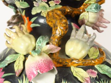 Grand vase en porcelaine polychrome de Chine vers 1900, à décor de fle