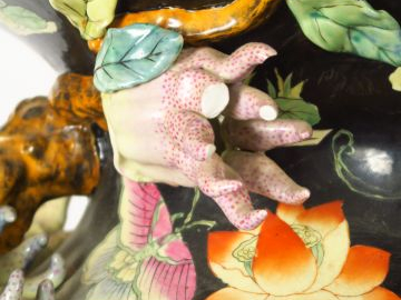 Grand vase en porcelaine polychrome de Chine vers 1900, à décor de fle