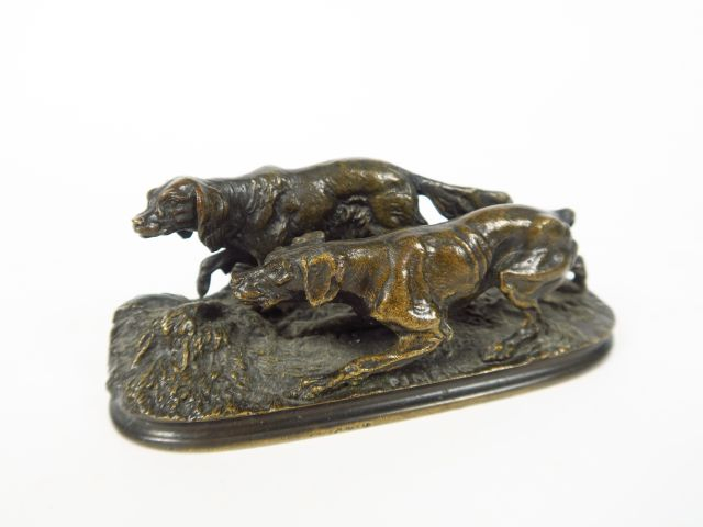 P. J. MENE "Epagneuls à l'affût". Groupe en bronze à patine brune Sign