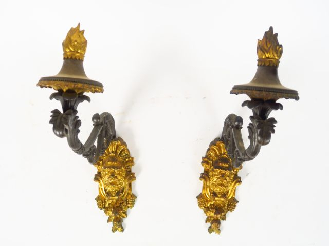 Paire d'appliques à suspensions Restauration en bronze patiné et doré 