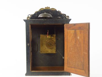 Pendule Louis XIV en bois noirci, laiton et bronze signée Balthazar Ma