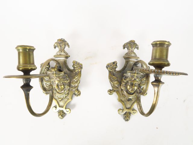 Paire d'appliques XVIIIème en bronze à décor de visage de jeune fille 