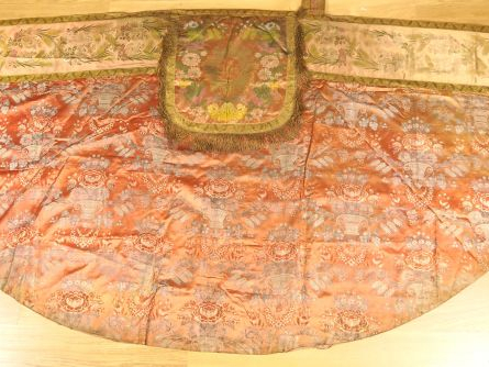 Chape ou pluvial fin XVIIIème siècle, soie rose foncée légèrement et u
