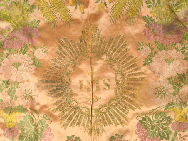 Chape ou pluvial fin XVIIIème siècle, soie rose foncée légèrement et u