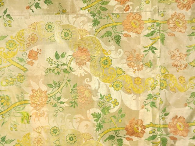 Dessus de table fait d’un assemblage  de plusieurs morceaux  d’étoffes