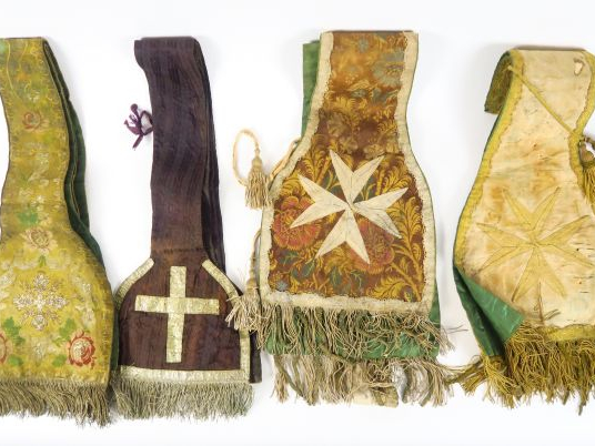 Réunion de 3 étoles en soie façonnée  XVIIIè siècle dont une à la croi