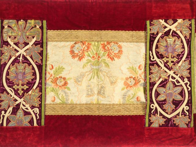 Réunion de deux chemins de table ou dessus d’autel   44cm/136 cm et 43