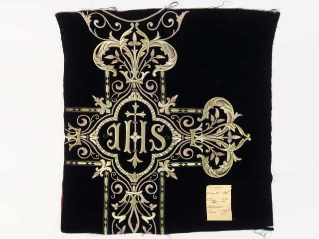 Réunion de 6 documents textiles liturgiques brodés. XXè siècle  Circa 