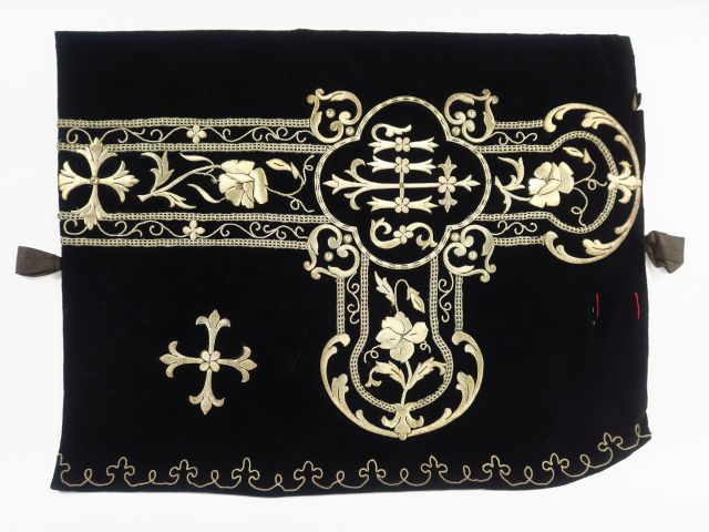 Réunion de 6 documents textiles liturgiques brodés. XXè siècle  Circa 