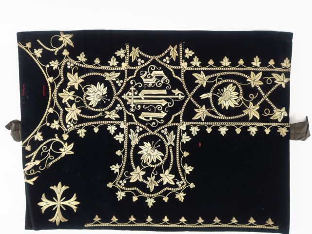 Réunion de 6 documents textiles liturgiques brodés. XXè siècle  Circa 