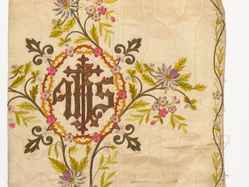 Réunion de 6 documents textiles liturgiques brodés. XXème siècle  Circ