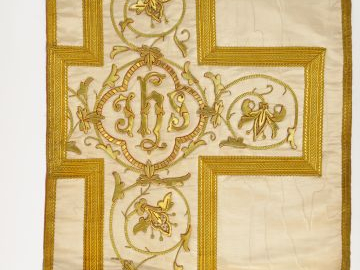 Réunion de 6 documents textiles liturgiques brodés. XXème siècle  Circ