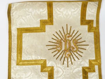 Réunion de 6 documents textiles liturgiques brodés. XXème siècle  Circ