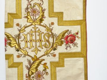 Réunion de 6 documents textiles liturgiques brodés. XXème siècle  Circ