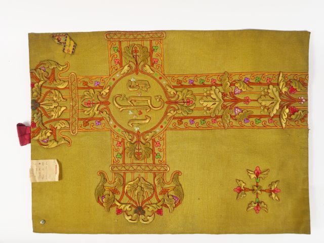 Réunion de 5 documents textiles liturgiques brodés. XXème siècle Circa
