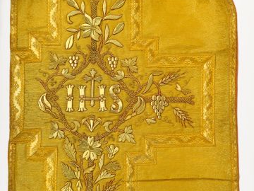 Réunion de 5 documents textiles liturgiques brodés. XXème siècle Circa