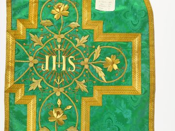 Réunion de 5 documents textiles liturgiques brodés. XXème siècle Circa