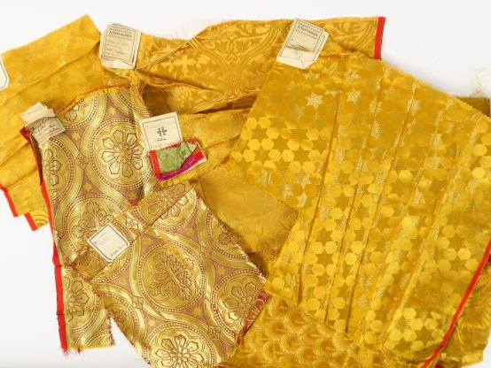 Suite de 10 documents textiles liturgiques, brodés.  XXème siècle, mod