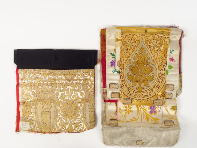 Suite de 11 documents textiles liturgiques, brodés.  XXème siècle, mod