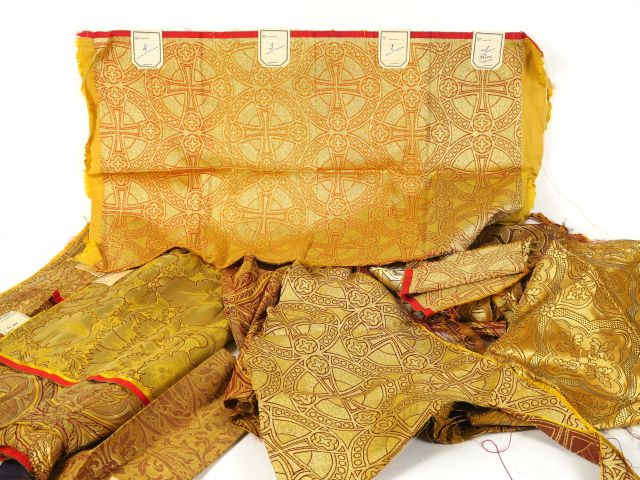 Suite de 14 documents textiles liturgiques, XXème siècle, modèles dest