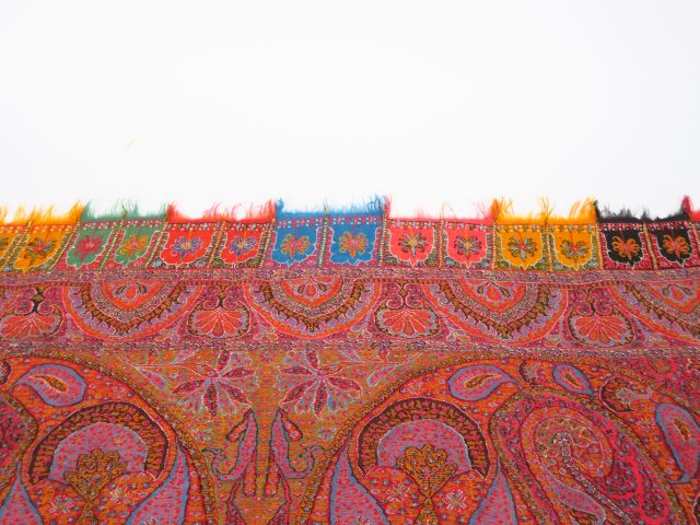 Grand châle indien XIXème en cachemire (troué) Dim. 305 x 140 cm