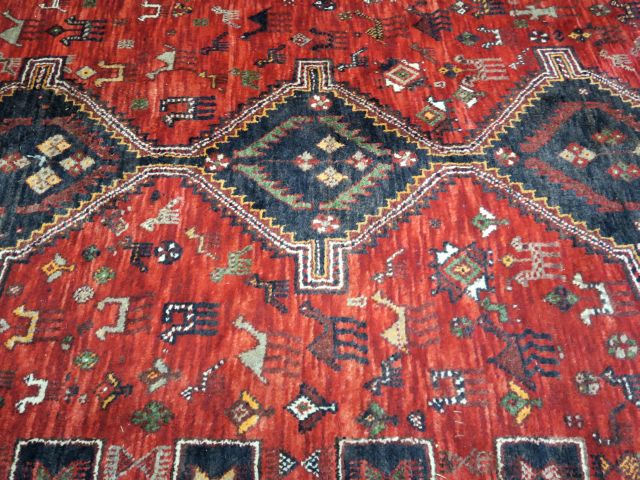 Tapis d'Orient à fond rouge  Dim. 290 x 225 cm