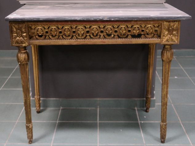 Console Louis XVI à quatre pieds, en bois sculpté et doré, ceinture aj