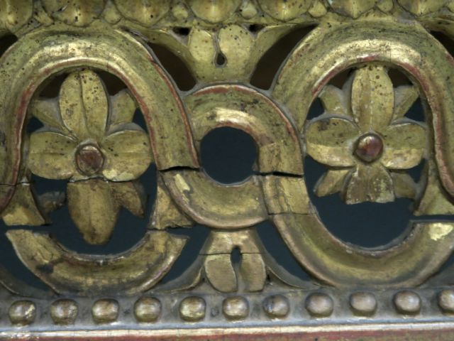 Console Louis XVI à quatre pieds, en bois sculpté et doré, ceinture aj