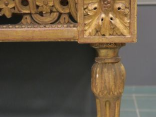Console Louis XVI à quatre pieds, en bois sculpté et doré, ceinture aj