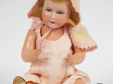 Curieuse poupée au visage et cheveux modelés en celluloid peint, monté