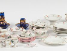 Lot de dinettes dépareillées et accicentées dont Gien et porcelaine de