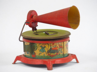 Vente aux enchères Petit phonographe en tôle lithographiée des années 20, fabrication all