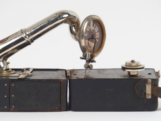Vente aux enchères Petit phonographe de voyage de marque Colibri avec sa manivelle, état 