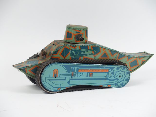 Batteries Toys. Char en tôle lithographiée avec chenilles en plastique
