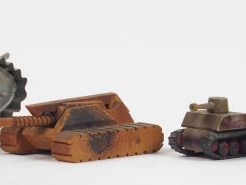 Lot de 4 engins blindés dont deux en tôle et deux en bois, fabrication