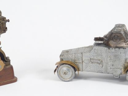 Lot de 2 jouets dont un élément d machinetrie à vapeur socle bois, une