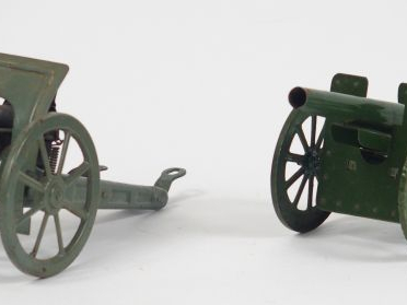 Lot de 2 canons jouets en tôle dont un marqué CAVES à amorce. 26 cm, l