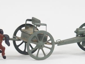 Joli train d'artillerie en tôle malheureusement repeint. Long. Totale 