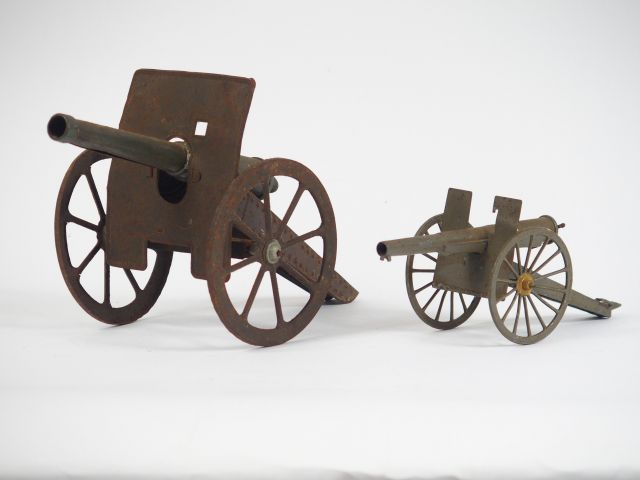 Lot de 2 canons jouets anciens dont un de marque CR (traces de rouille